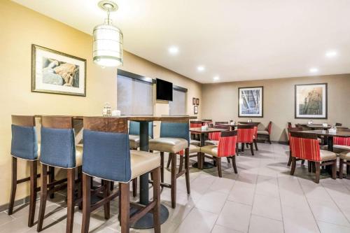 TV a/nebo společenská místnost v ubytování Comfort Inn Ottawa Starved Rock Area