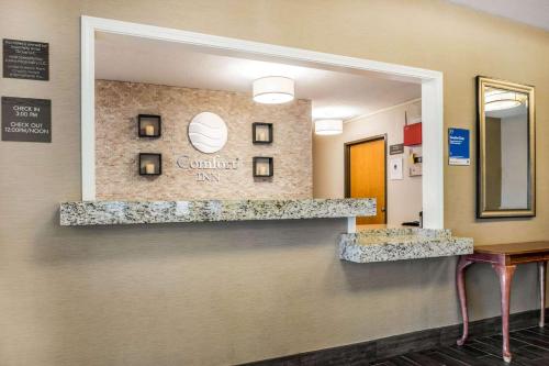 um corredor de hospital com um espelho e um quarto de hospital em Comfort Inn Ottawa Starved Rock Area em Ottawa