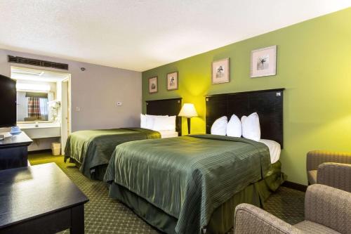 Postel nebo postele na pokoji v ubytování Quality Inn & Suites Moline - Quad Cities