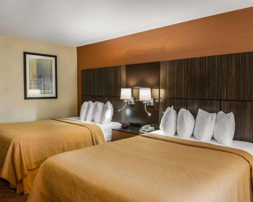 um quarto de hotel com duas camas com almofadas brancas em Quality Inn Franklin I-65 em Franklin