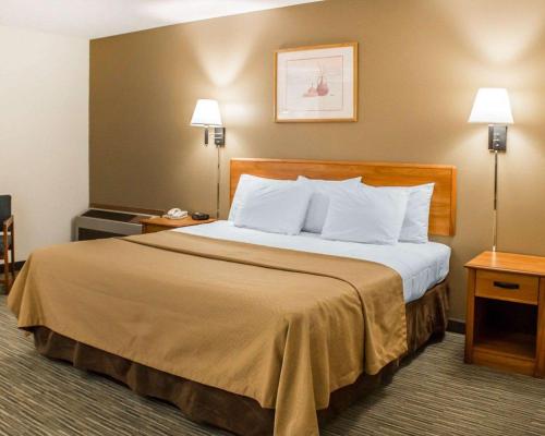 Ένα ή περισσότερα κρεβάτια σε δωμάτιο στο Econo Lodge Elkhart North