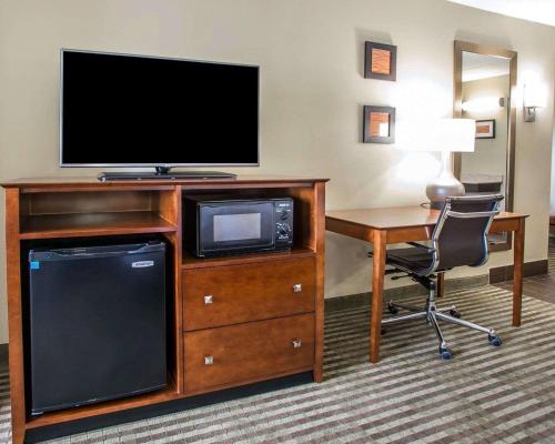 Μια τηλεόραση ή/και κέντρο ψυχαγωγίας στο Comfort Inn Hammond I-94
