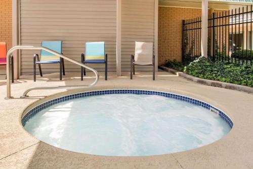 a hot tub in a courtyard with chairs and chairs at Quality Inn in Huntingburg