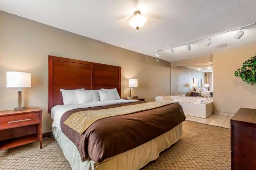 Voodi või voodid majutusasutuse Comfort Inn & Suites Mishawaka-South Bend toas
