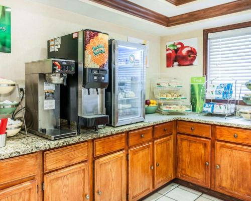 una cucina con mobili in legno e un frigorifero di Quality Inn South a Indianapolis