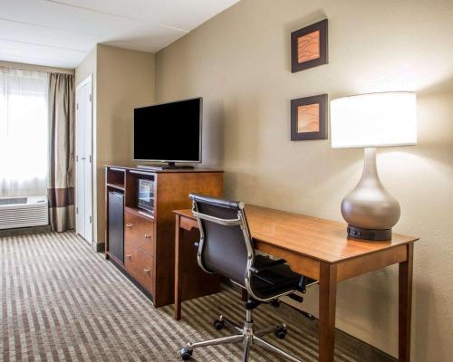 Μια τηλεόραση ή/και κέντρο ψυχαγωγίας στο Comfort Inn Hammond I-94
