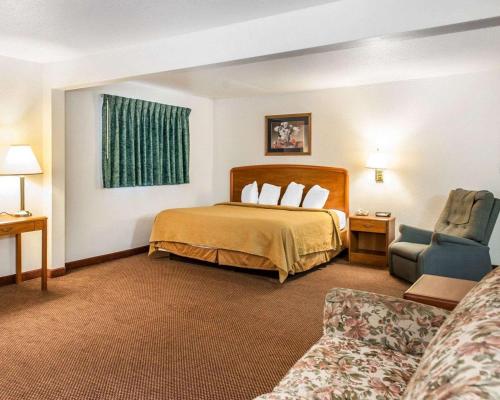 Ένα ή περισσότερα κρεβάτια σε δωμάτιο στο Quality Inn South