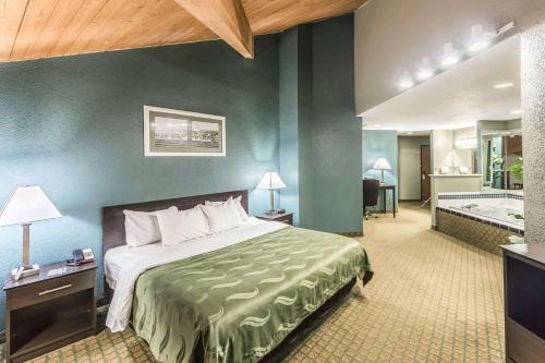 Säng eller sängar i ett rum på Quality Inn Columbia City near US-30