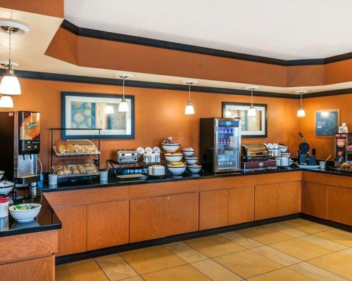 a fast food restaurant with a counter with food at Comfort Inn Avon-Indianapolis West in Avon