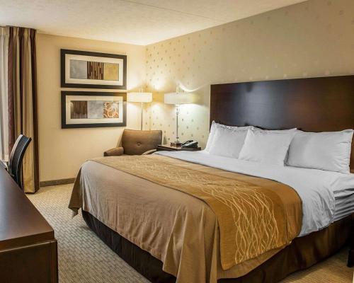 A bed or beds in a room at Comfort Inn Bloomington near University