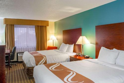 Quality Inn Plainfield - Indianapolis West tesisinde bir odada yatak veya yataklar