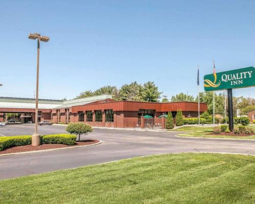 un edificio con un letrero de la calle delante de él en Baymont by Wyndham South Bend Near Notre Dame, en South Bend