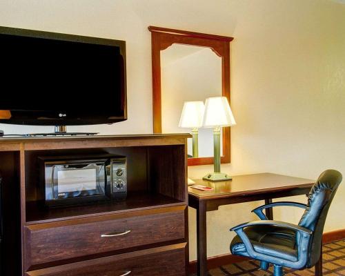 Econo Lodge Sharon - Foxboroughにあるテレビまたはエンターテインメントセンター