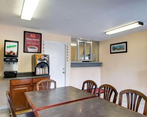 Econo Lodge Sharon - Foxboroughにあるキッチンまたは簡易キッチン