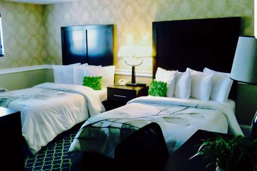 una habitación de hotel con 2 camas en una habitación en Rodeway Inn Logan International Airport en Revere
