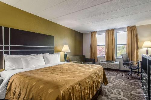 A bed or beds in a room at La Casa Inn & Suites-Middleboro