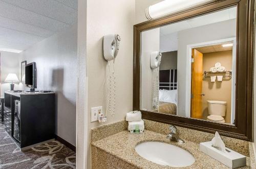 Ванная комната в La Casa Inn & Suites-Middleboro