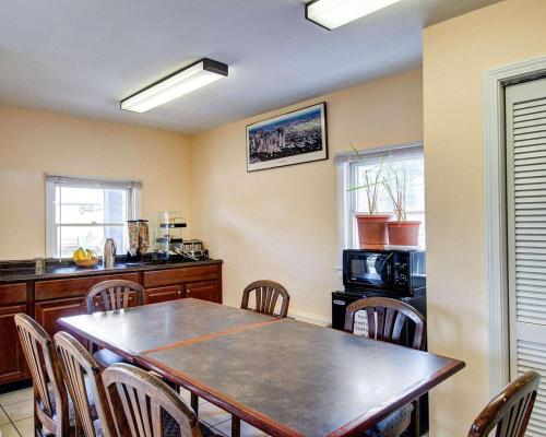 cocina con mesa y sillas en una habitación en Econo Lodge en Sharon