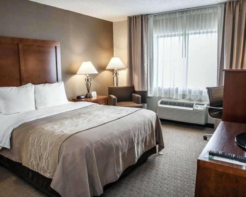 Ένα ή περισσότερα κρεβάτια σε δωμάτιο στο Quality Inn Seekonk-Providence
