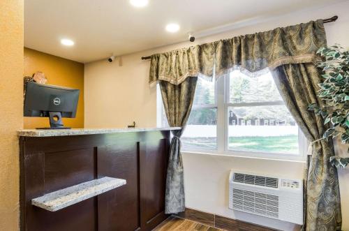 un soggiorno con finestra e TV di Rodeway Inn Middleboro-Plymouth a Middleboro