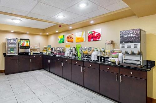 a fast food restaurant with a cashierasteryasteryasteryasteryasteryasteryasteryastery at Quality Inn & Suites in Hagerstown