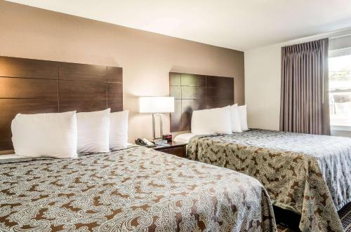 um quarto de hotel com duas camas e uma janela em Rodeway Inn Middleboro-Plymouth em Middleboro