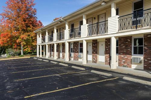 an empty parking lot in front of a building at Econo Lodge Sturbridge Route 20 in Sturbridge