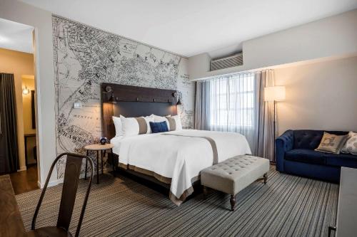 Una cama o camas en una habitación de enVision Hotel Boston-Everett