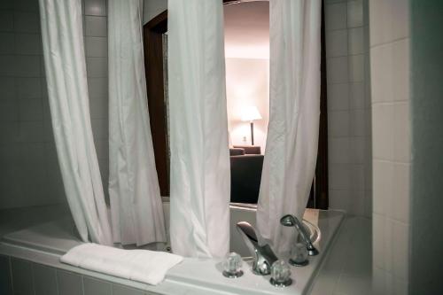Ένα μπάνιο στο Sleep Inn & Suites