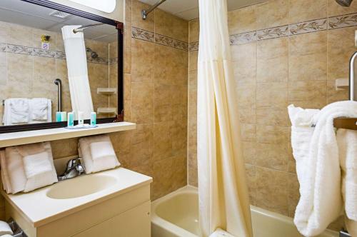 Bathroom sa Quality Inn Oceanfront