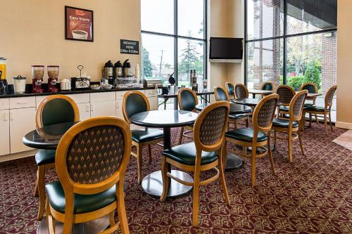 a waiting area with tables and chairs in a restaurant at Econo Lodge Andrews AFB in Clinton