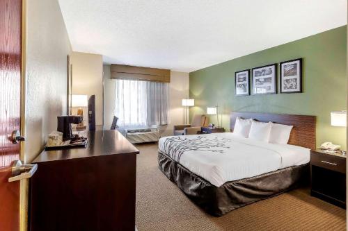 מיטה או מיטות בחדר ב-Sleep Inn Columbia Gateway