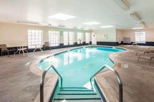 MainStay Suites Frederick tesisinde veya buraya yakın yüzme havuzu