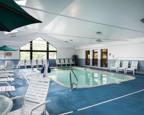 Swimming pool sa o malapit sa Comfort Inn & Suites LaVale - Cumberland