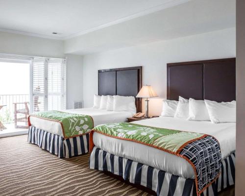 Voodi või voodid majutusasutuse Island Inn & Suites, Ascend Hotel Collection toas