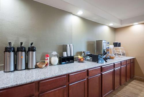 Facilități de preparat ceai și cafea la Quality Inn Near Pimlico Racetrack