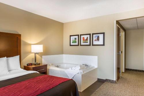 Un pat sau paturi într-o cameră la Comfort Inn