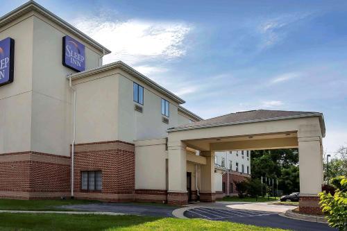 ジェサップにあるSleep Inn Columbia Gatewayの建物の側面に看板があるホテル