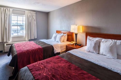 En eller flere senge i et værelse på Quality Inn Beacon Marina