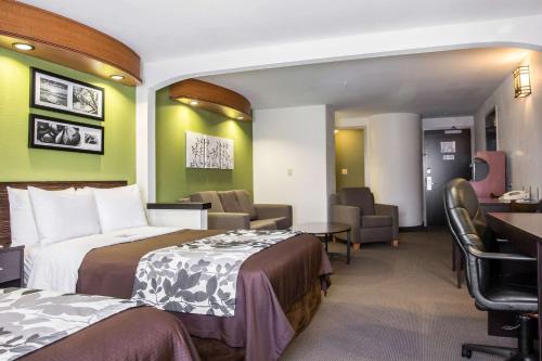Emmitsburg的住宿－耶米特斯堡司麗普套房酒店，酒店客房带两张床和一张桌子以及椅子。