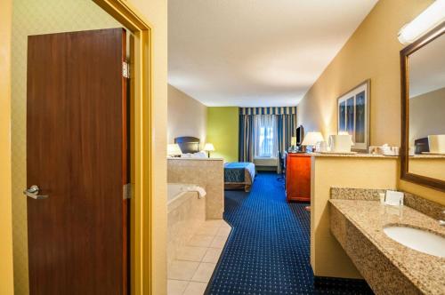 Foto dalla galleria di Comfort Inn & Suites a North East