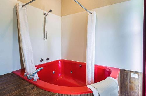 Ένα μπάνιο στο Quality Inn & Suites Frostburg-Cumberland