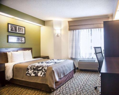 une chambre d'hôtel avec un lit et une fenêtre dans l'établissement Sleep Inn Rockville, à Rockville