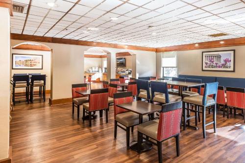 a dining room with tables and chairs in a restaurant at Comfort Inn Shady Grove - Gaithersburg - Rockville in Gaithersburg
