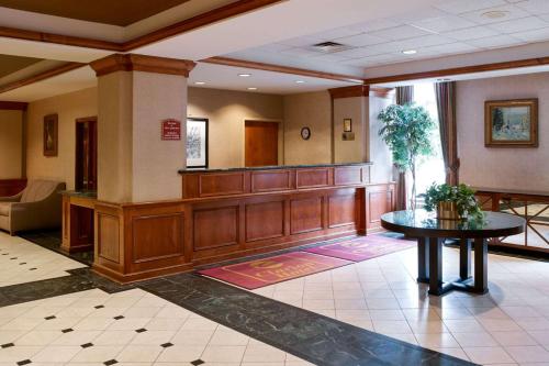 a court room with a bench and a table at Clarion Hotel Airport in Portland