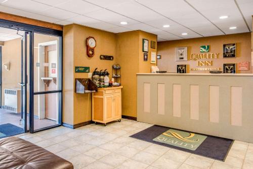 una zona de espera de una oficina dental con sala de espera en Quality Inn at Bangor Mall, en Bangor