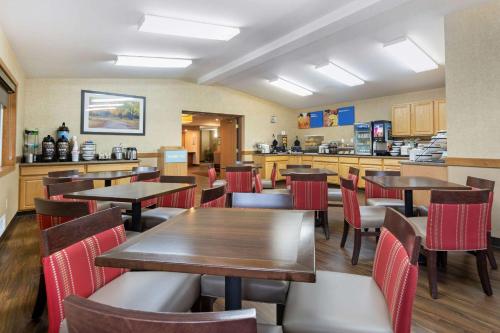 a restaurant with tables and chairs and a counter at Comfort Inn Iron Mountain in Iron Mountain