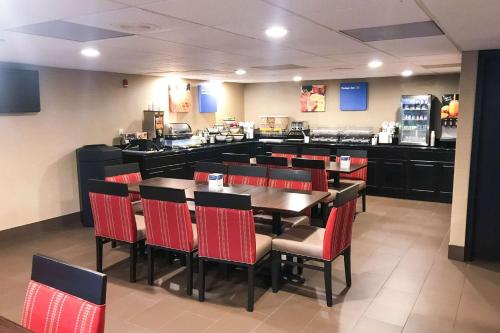 a dining room with a table and chairs in a restaurant at Comfort Inn in Farmington Hills
