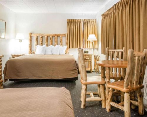 Ένα ή περισσότερα κρεβάτια σε δωμάτιο στο Quality Inn & Suites Mackinaw City Beachfront