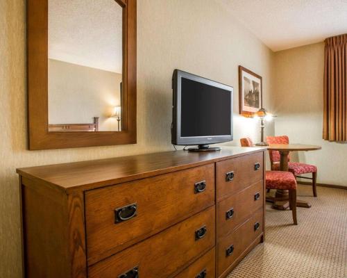 a television on a dresser in a hotel room at Quality Inn Ironwood in Ironwood